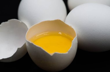 siyah arka plan üzerine taze yumurta