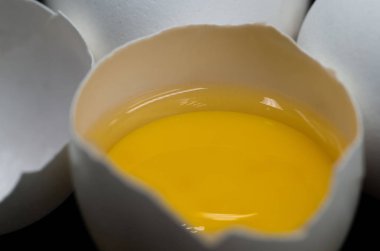 siyah arka plan üzerine taze yumurta