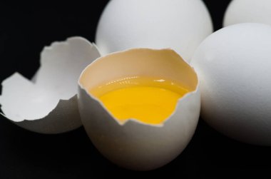 siyah arka plan üzerine taze yumurta