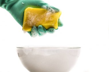bir elinde köpüklü temizlik sünger