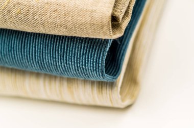 Üç keten doku masa örtüsü