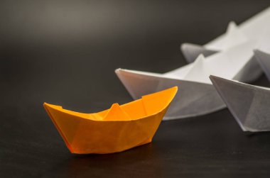 liderlik kavramı. Kağıt gemileri lideri takip