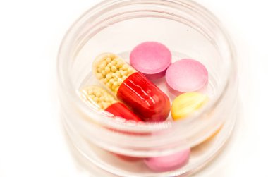 renkli tıp hapları yuvarlak plastik bir kutu içinde
