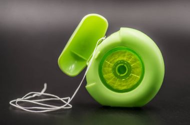 diş ipi bir yeşil yuvarlak kutu içinde