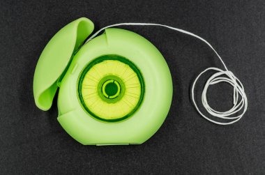 diş ipi bir yeşil yuvarlak kutu içinde