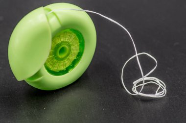 diş ipi bir yeşil yuvarlak kutu içinde