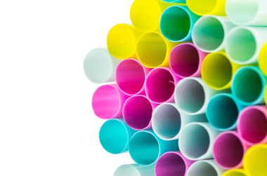 beyaz zemin üzerine payet yudumlarken