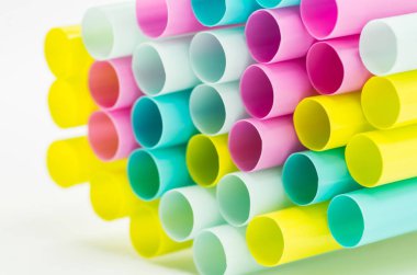 beyaz zemin üzerine payet yudumlarken