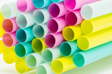 beyaz zemin üzerine payet yudumlarken