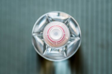 Kırmızı ve beyaz Kapaklı plastik şişe temizleyin