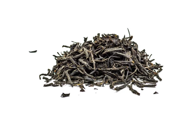 Черный чай листья на белом фоне — стоковое фото