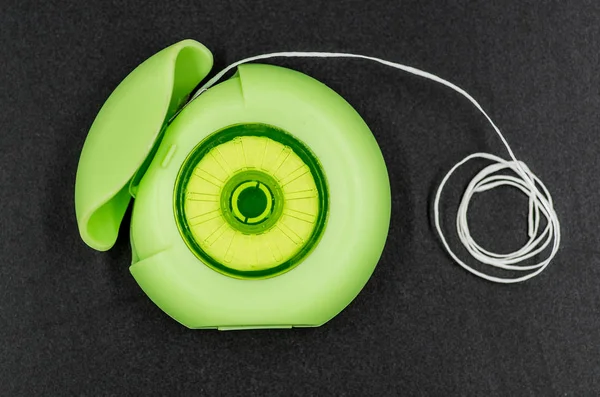 diş ipi bir yeşil yuvarlak kutu içinde