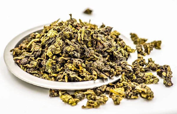 Сухой зеленый чай листья на металлической пластине — стоковое фото