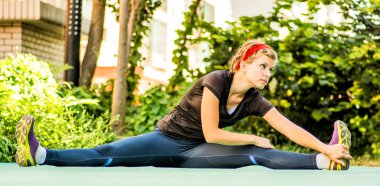 açık havada germe dışarı iş sportif genç kadın