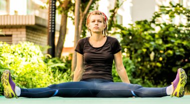 dreadlocks ile atletik kadın çalışmaları sonra bir dinlenme geçiriyor