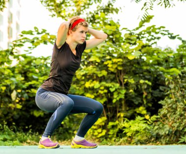 dreadlocks ile atletik kadın bir parkta ağız kavgası yapıyor
