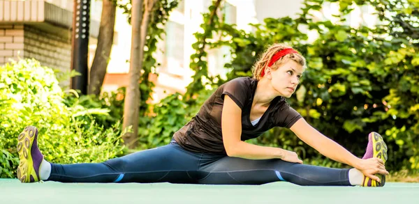 açık havada germe dışarı iş sportif genç kadın