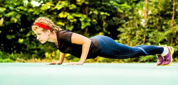 Sportif kız yapma push up Park