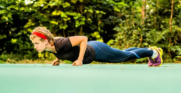 açık havada bir çalışma yapmak dreadlocks olan güçlü kadın