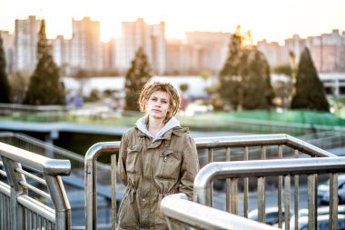 olan dreadlocks kentsel arka plan üzerinde beyaz bir kadın, yakın çekim