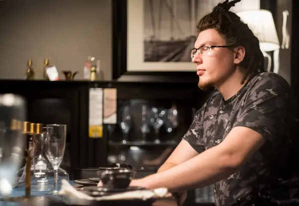 Junger Kaukasier im Restaurant — Stockfoto