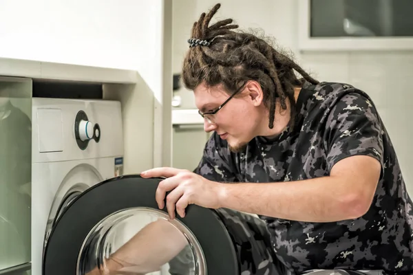 Junger Kaukasier kauft Waschmaschine — Stockfoto