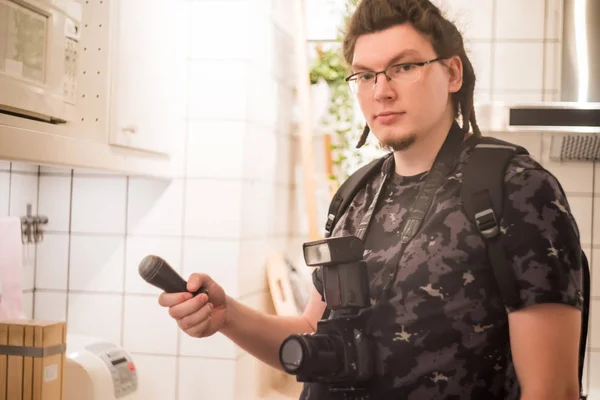 Joven caucásico hombre comprar muebles domésticos a la cocina — Foto de Stock