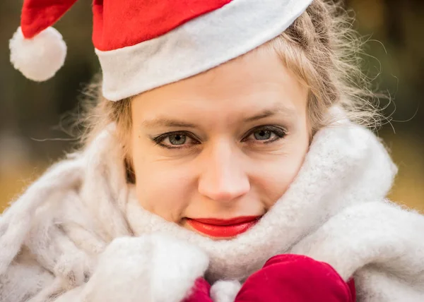 Primer plano de una joven mujer caucásica en un sombrero de Navidad —  Fotos de Stock