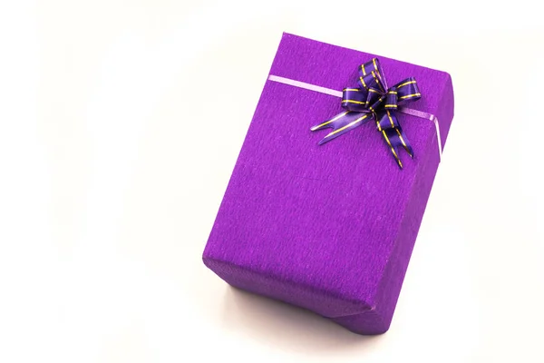 Dekorativní krabičky s fialovou mašlí. Hodně štěstí. Veselé Vánoce a šťastný nový rok. — Stock fotografie