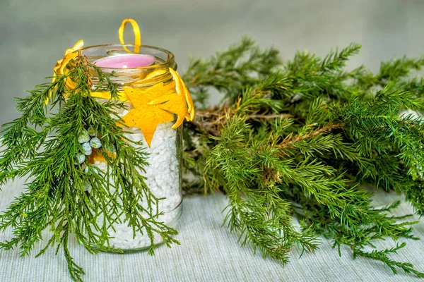 Рождество ручной работы свечи ремесла на столе с елкой ели — стоковое фото