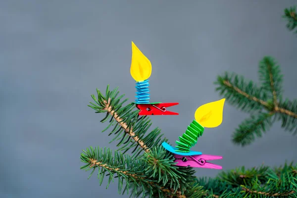 Dekoratif el clothespins zanaat kendinizi köknar tree.christmas el sanatları üzerinde kağıt mum yapımı