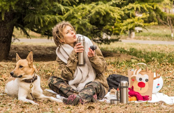 Junge Europäerin Mit Afro Frisur Park Herbst Mit Ihrem Hund — Stockfoto