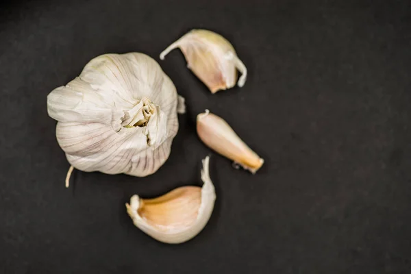 Knoblauchzehen isoliert auf schwarzem Hintergrund — Stockfoto