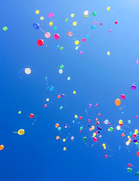 Globos de aire de colores en el fondo del cielo —  Fotos de Stock