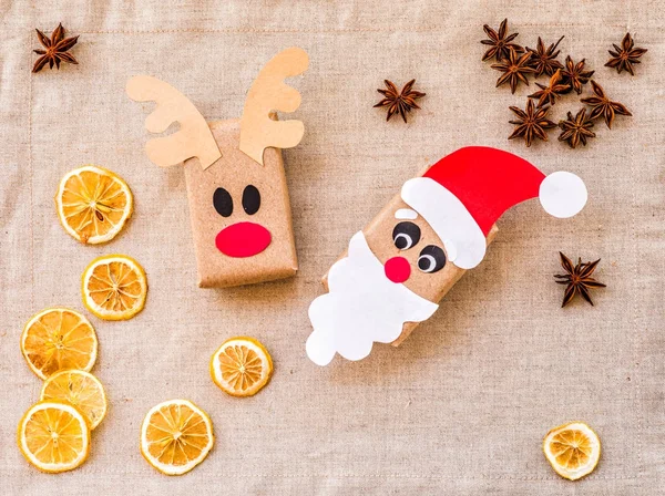 손 산타와 사슴 현재 재활용된 종이에서 포장 했다. 생태 크리스마스 — 스톡 사진