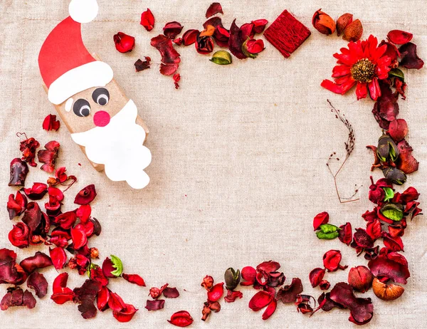 붉은 향기 꽃과 허브와 리넨 테이블 피복에 빈티지 크리스마스 공예 선물 상자 — 스톡 사진