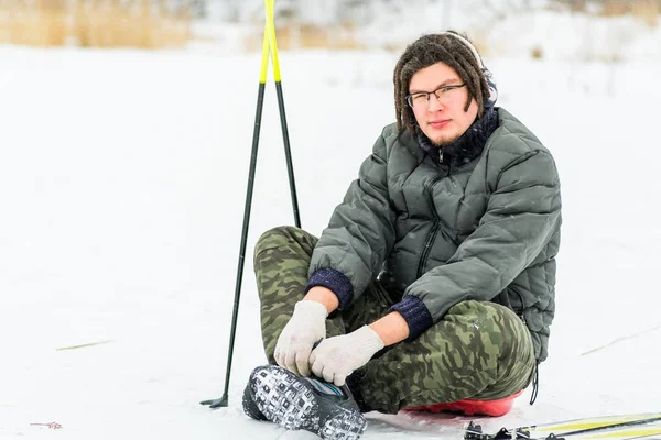 눈이 떨어지는 겨울에는 눈에 앉아 스키 장비와 스키 — 스톡 사진