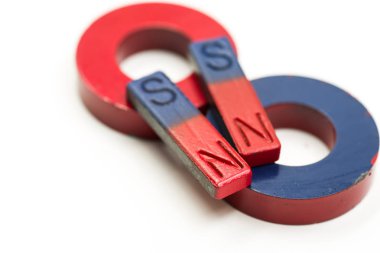 Beyaz arka plan üzerinde izole çeşitli mıknatıslar