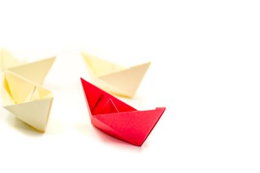 Origami kağıt gemi diğer ships.leadership iş kavramı tarafından takip edilir