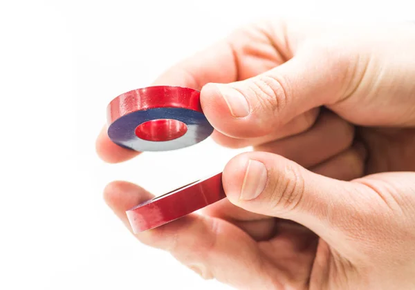 Beyaz arka plan üzerinde mıknatıslar arasındaki etkileşimi