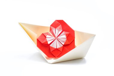 Beyaz bir arka plan bir kağıt sarı teknede büyük kırmızı origami kalp