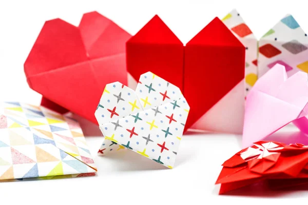 Sada ručně dělané origamipaper srdcí izolovaných na bílém pozadí — Stock fotografie