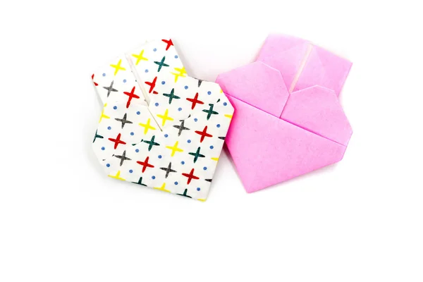 Dva růžové a bílé papírové srdce origami řemesla izolované na bílém — Stock fotografie