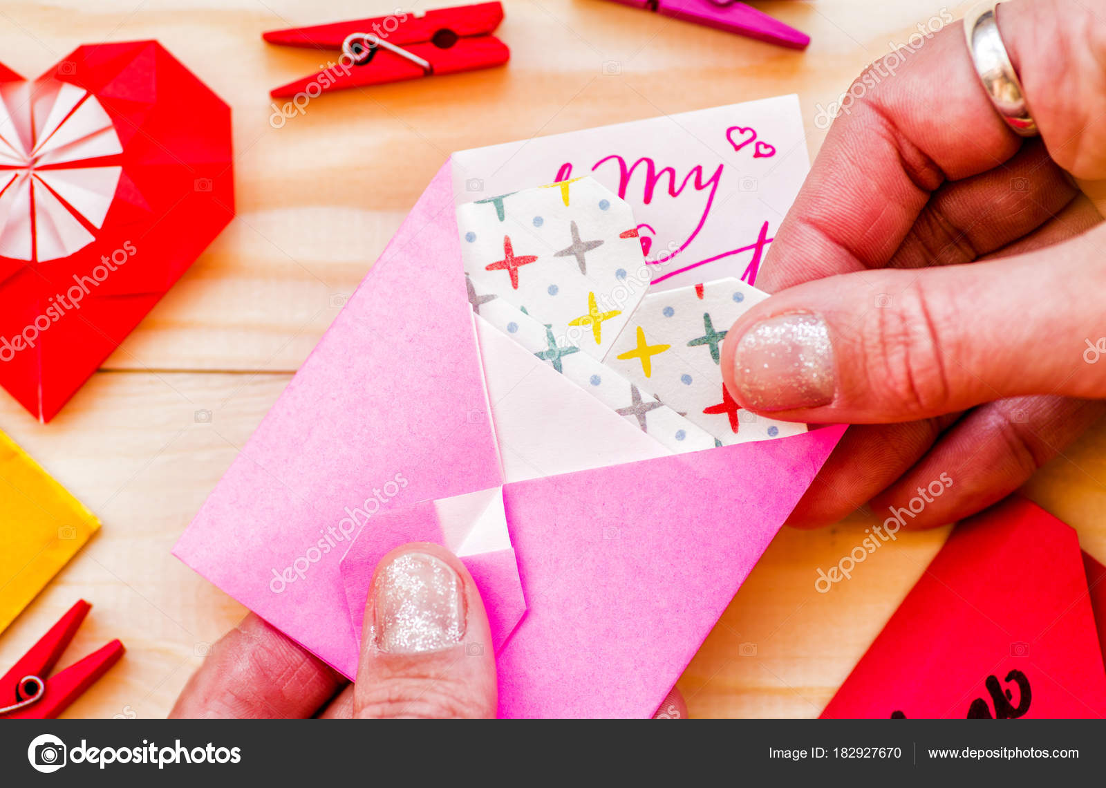 Valentinstag Urlaub Zarte Frauenhand Mit Origami Herz Ein