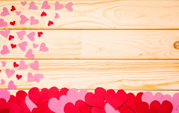 Валентинов день бумажные сердца и конфетти на деревенском фоне — стоковое фото