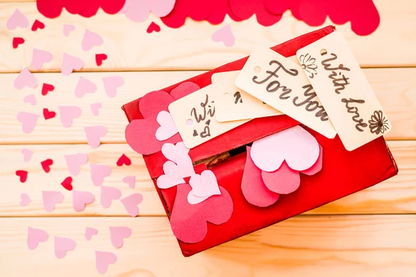 Caixa de presente vermelho para colocar namorados no fundo rústico para o dia dos namorados . — Fotografia de Stock