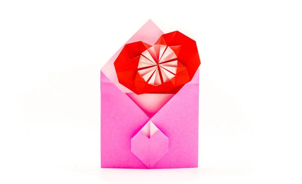 Růžový origami obálka s červeným papírem srdcem izolované na bílém — Stock fotografie