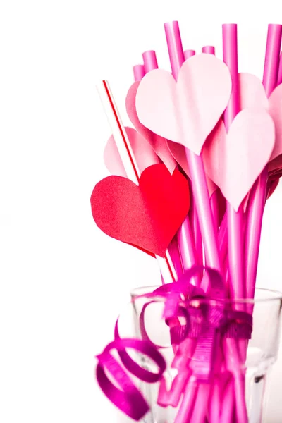 День святого Валентина праздник. ярко-розовые соломинки с сердцами и розовая лента в стакане изолированы на белом — стоковое фото