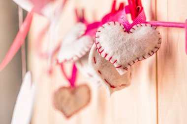 Sevgililer günü kavramı. el dikilmektedir kalpleri üzerinde rustik arka plan yapımı