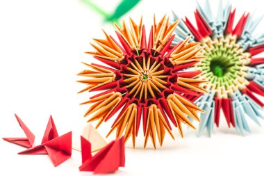 Beyaz arka plan üzerinde izole modülü bloklarla iki modüler origami çiçek
